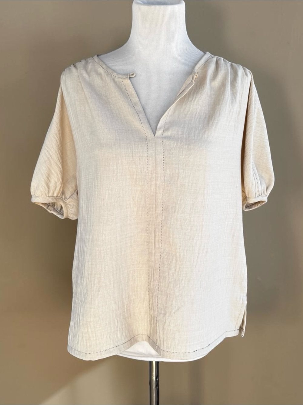 NWOT Max Studio London Light Cream Short-Sleeve Split-Neck Top Size Small